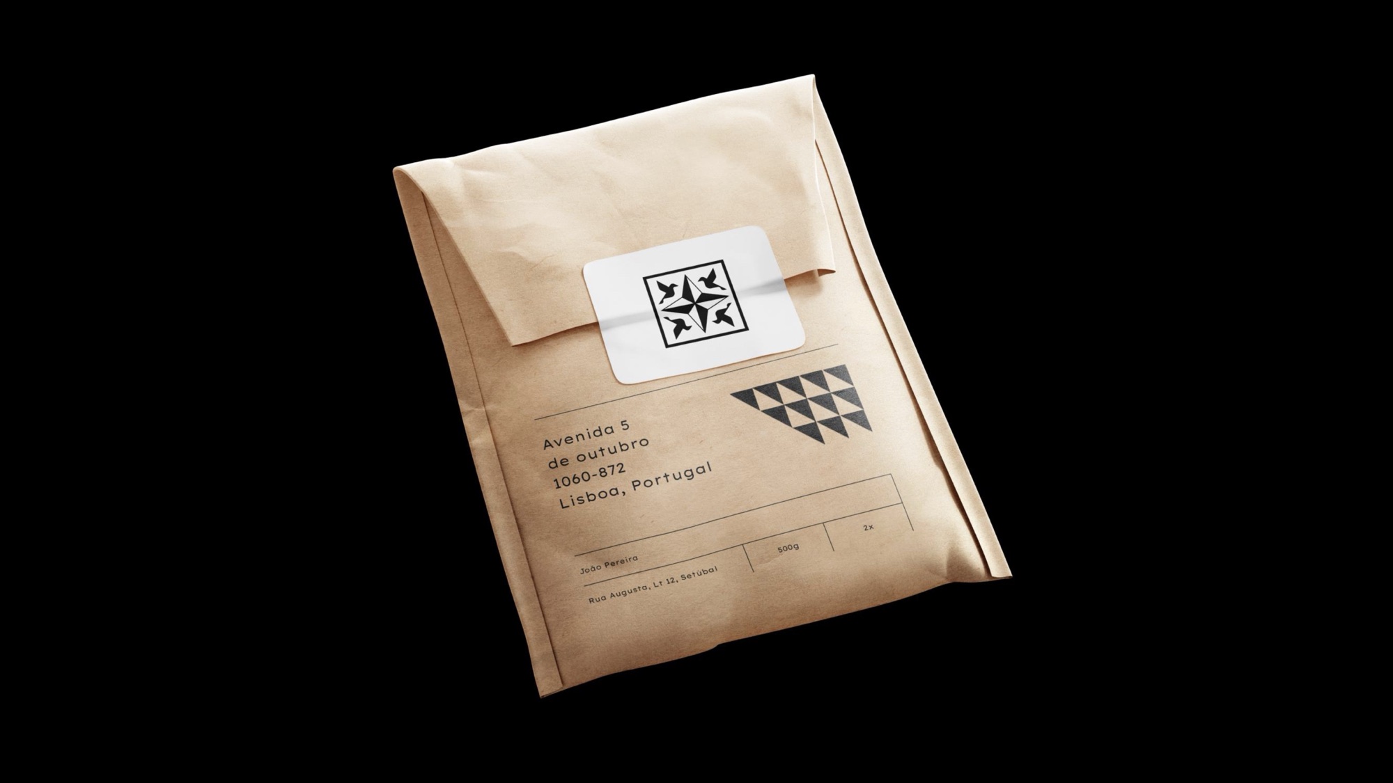 Envelope kraft com autocolante do símbolo e padrão de triângulos