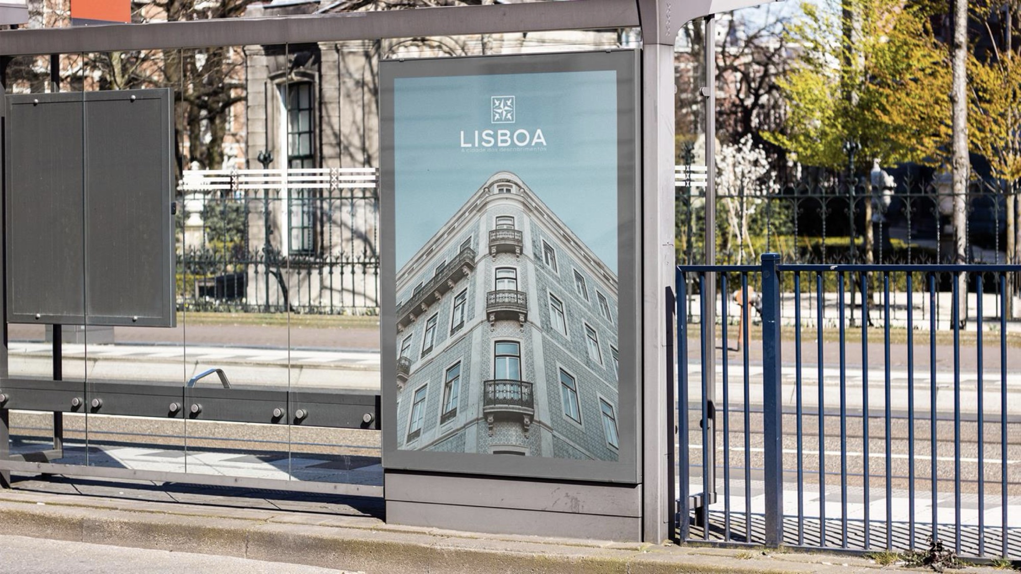 Mupi numa paragem com cartaz Lisboa