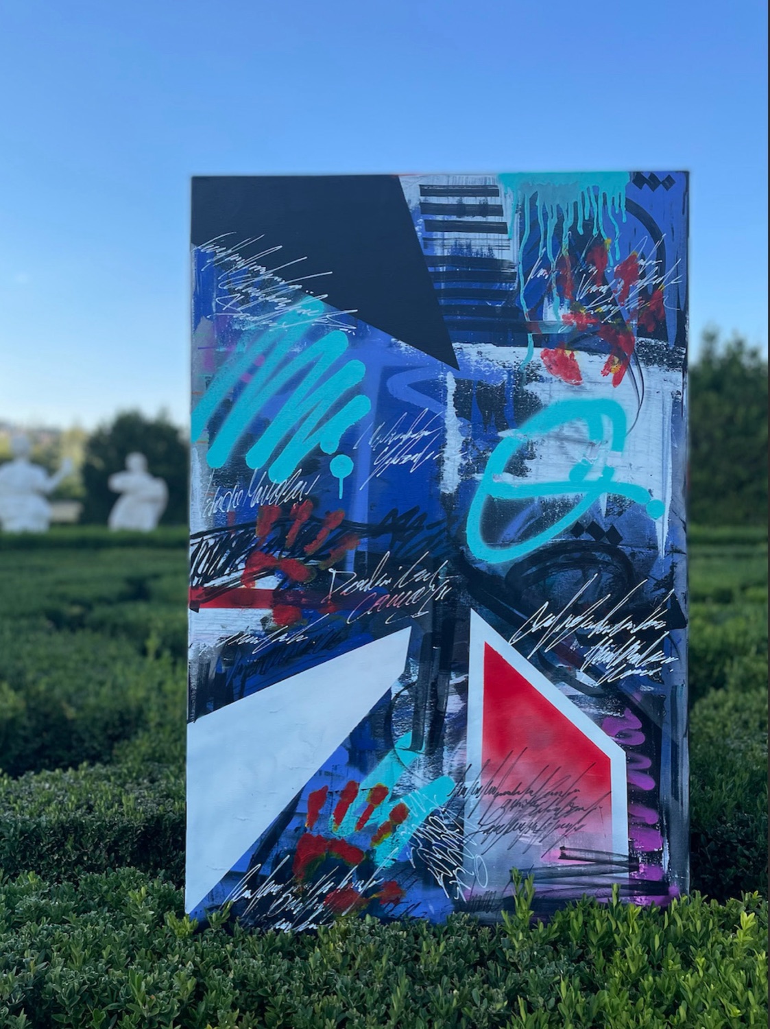 Tela abstrata azul com spray, assinaturas e mãos vermelhas